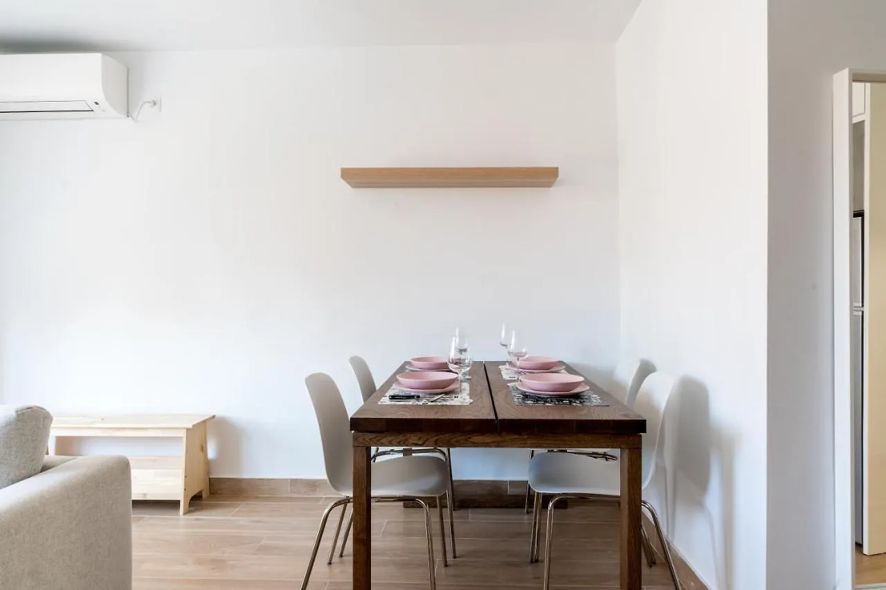 Holi-Rent Pureza Apartment Seville